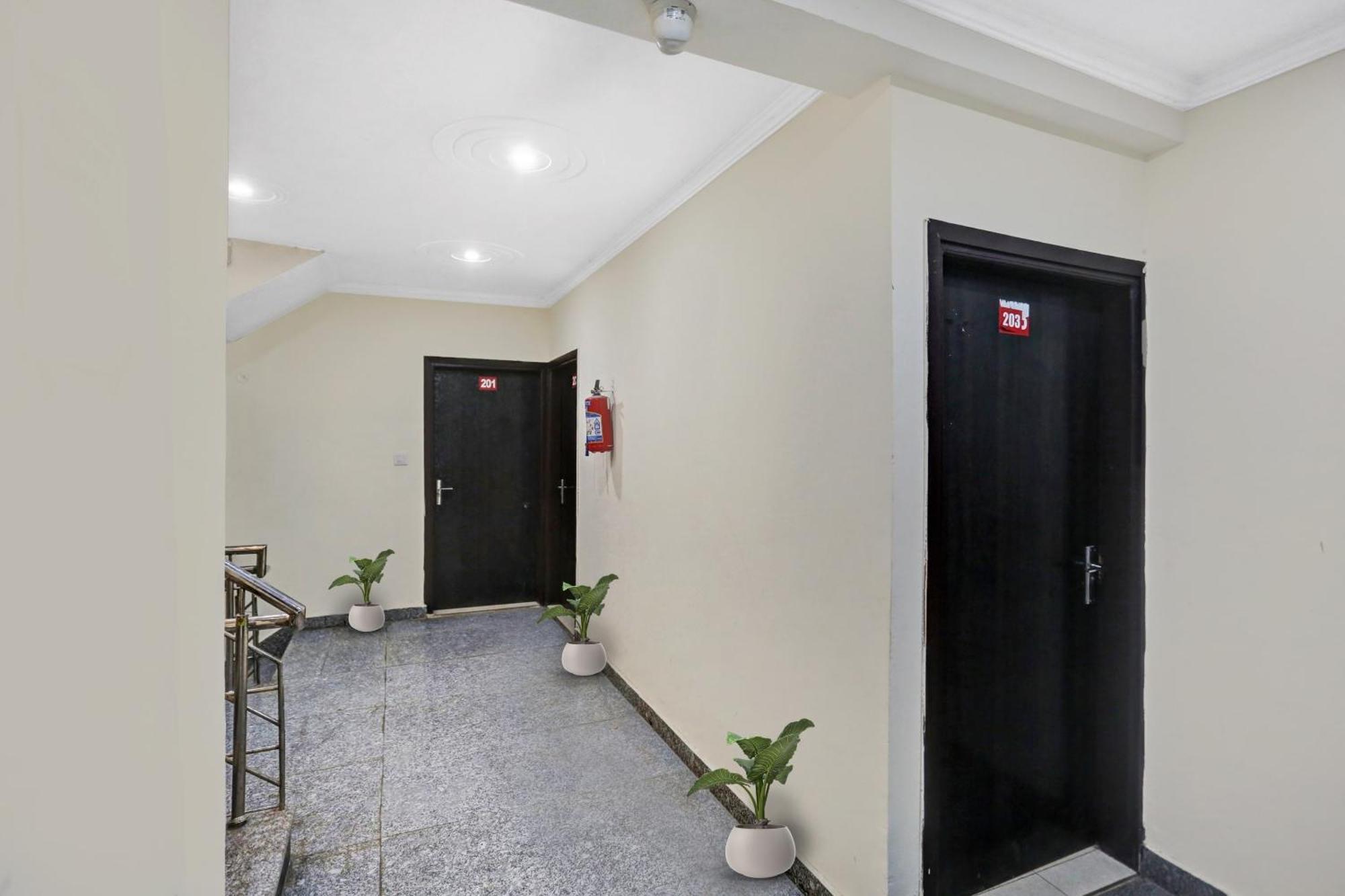 Hotel O Hotel Blue Orchid Nuova Delhi Esterno foto