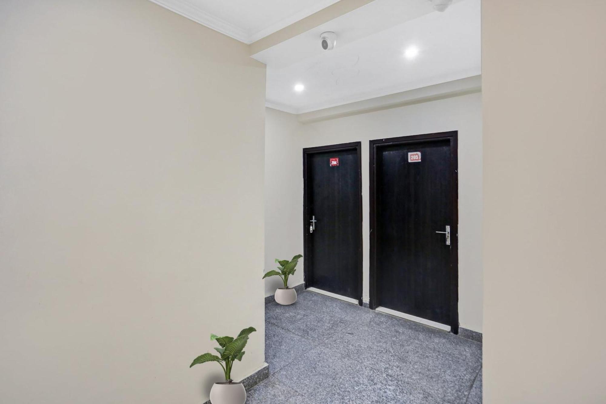 Hotel O Hotel Blue Orchid Nuova Delhi Esterno foto